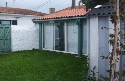 Saint-Denis-d'Oleron House | Cozy Petite Maison Jardin on Nord Ile Oleron for Families