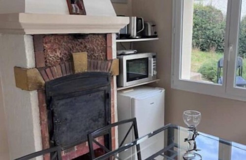 Auriol House | Petite Maison de Charme: 10/10 Rated with Spa & Hot Tub