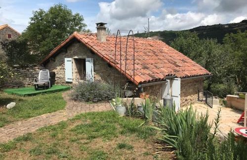 La Bastide-Pradines House | Idyllic Petite Maison Surrounded by Nature for Families