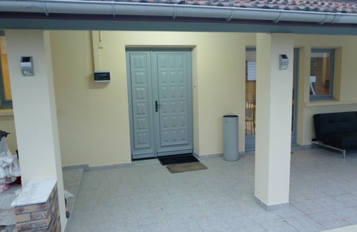 Longpont-sur-Orge Apartment | Serene Petite Maison Near Paris with Family and Pet Amenities