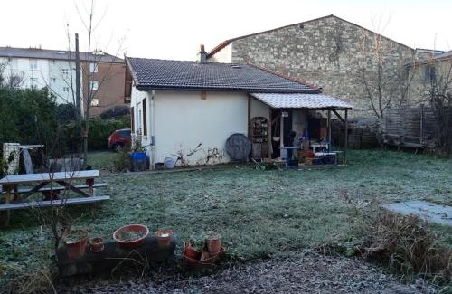 Cournon-dʼAuvergne House | Tranquil Garden Retreat in Cournon - Perfect for Families