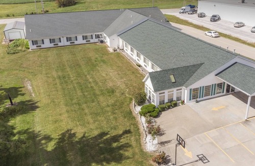 Red Bud Bed & Breakfast | Cozy Queen & Full Room with Free Breakfast for Families