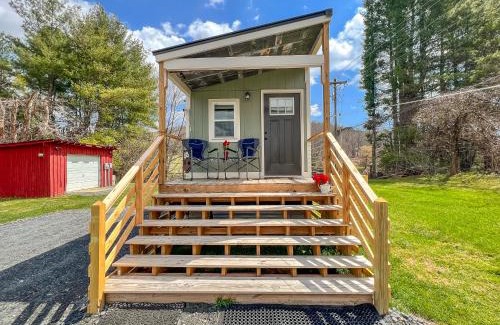 West Jefferson House | Pet-Friendly Petite Retreat: A Family-Friendly Getaway