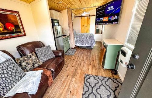 West Jefferson House | Pet-Friendly Petite Retreat: A Family-Friendly Getaway