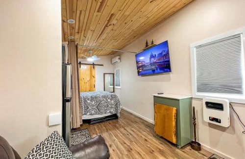 West Jefferson House | Pet-Friendly Petite Retreat: A Family-Friendly Getaway