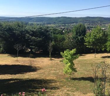 Puy-l'Eveque Apartment | Petite Vue Vert: Oceanfront Escape Rated 9.5/10