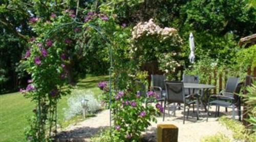 Puy-l'Eveque Apartment | Petite Vue Vert: Oceanfront Escape Rated 9.5/10