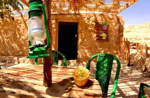 Wadi Musa Ski Chalet | Petra Cottage: Family-Friendly Retreat with Hot Tub Access