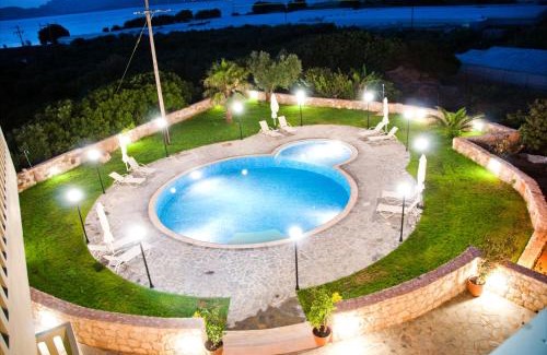 Limeniskos Apartment | Discover Petritos Rooms and Studios: Oceanfront Bliss