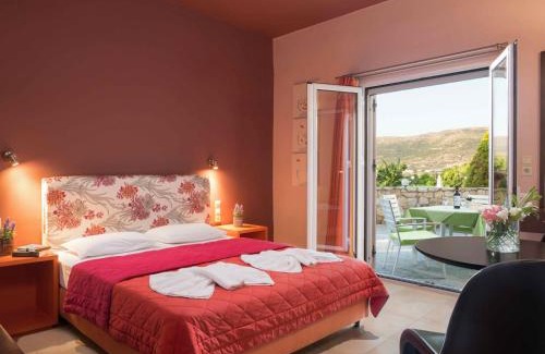 Limeniskos Apartment | Discover Petritos Rooms and Studios: Oceanfront Bliss
