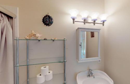 Key West Historic District House | Pet-Friendly Retreat at Petronia Cottage with Pool Access