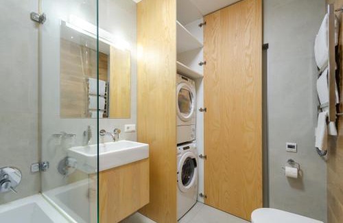 Svyatoshyns'kyi District Apartment | Cozy 4-Star Nivki-Park Apartment with Hot Tub & Breakfast
