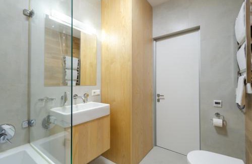 Svyatoshyns'kyi District Apartment | Cozy 4-Star Nivki-Park Apartment with Hot Tub & Breakfast