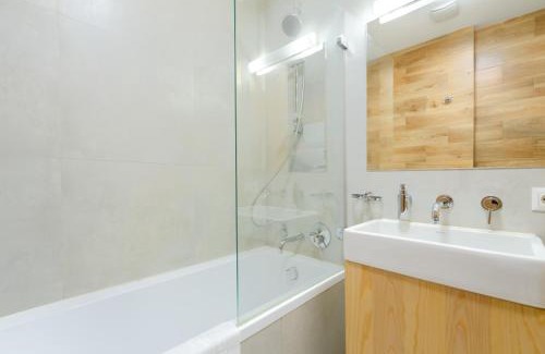 Svyatoshyns'kyi District Apartment | Cozy 4-Star Nivki-Park Apartment with Hot Tub & Breakfast