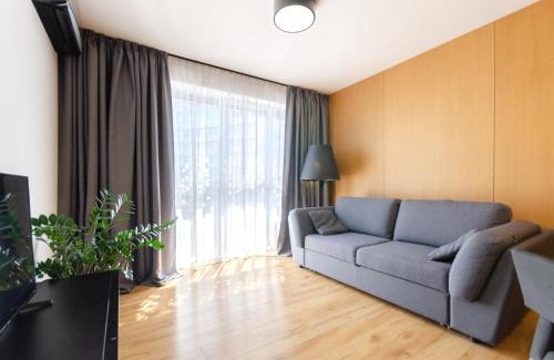 Solomjanskyj Apartment | Cozy Black and White Apartment with Hot Tub & Child Friendly