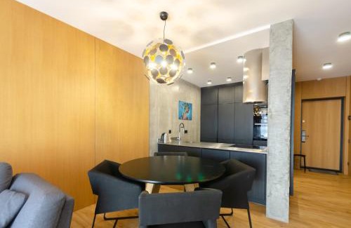 Solomjanskyj Apartment | Cozy Black and White Apartment with Hot Tub & Child Friendly