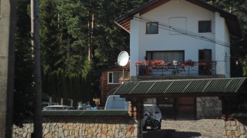 Yaremche Cabin | Budget-Friendly Stay at Petrovmotopunkt - Rated 8.2/10