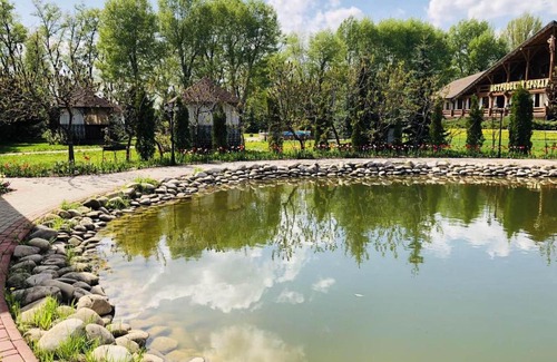 Brovary Bed & Breakfast | Explore Petrovskyi Brovar: Family-Friendly with Hot Tub