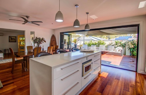 Burleigh Waters House | Pet-Friendly Burleigh Beach Pad with Oceanfront Views