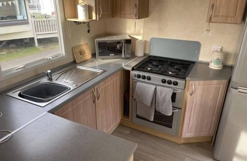 Heacham Ski Chalet | Pet-Friendly 2 Bedroom Caravan at Heacham Beach, Rated 10/10