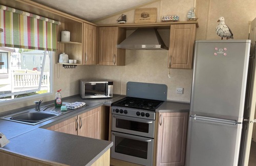 Heacham Ski Chalet | Pet-Friendly 2 Bedroom Caravan at Heacham Beach, Rated 10/10