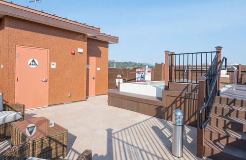 Walnut Creek Apartment | Relaxing Retreat Steps from Downtown with King Beds & Spa