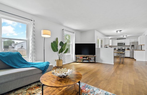 Rockford House | Pet-Friendly Haven with King Bed & Private Fenced Yard