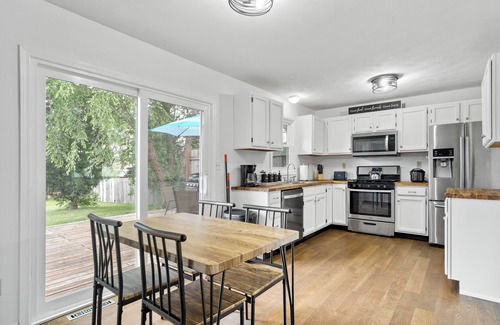 Rockford House | Pet-Friendly Haven with King Bed & Private Fenced Yard