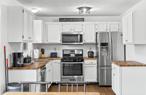 Rockford House | Pet-Friendly Haven with King Bed & Private Fenced Yard