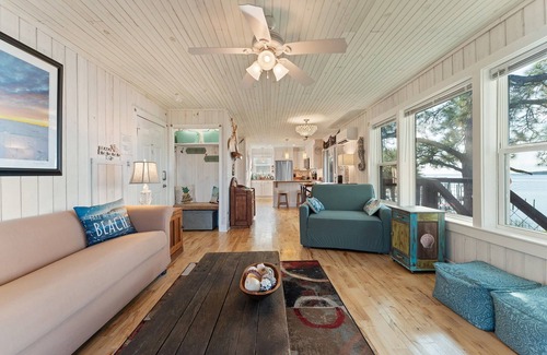 Navarre House | Tranquil Pet-Friendly Retreat on PNS Bay Near Navarre Beach