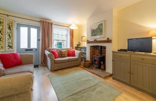 Burnham Market House | Petts Cottage: Family and Pet-Friendly Retreat Awaits