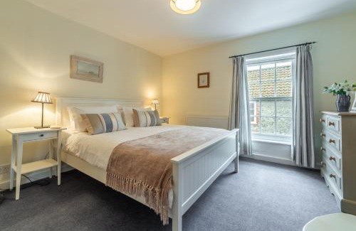 Burnham Market House | Petts Cottage: Family and Pet-Friendly Retreat Awaits