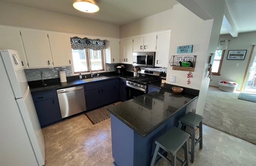 Pewaukee House | Family-Friendly Pewaukee Lake House with Pier & Views