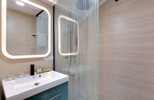 Salleboeuf Hotel | Relax at Les Secrets Château Pey La Tour with Great Amenities