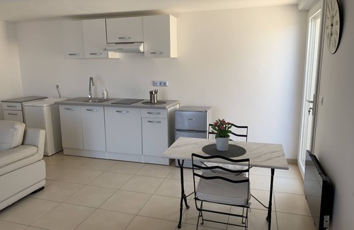 Castelnau-de-Guers House | Pezenas Studio with Spa, Kitchen & Minutes to Beaches