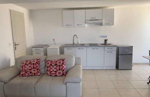 Castelnau-de-Guers House | Pezenas Studio with Spa, Kitchen & Minutes to Beaches