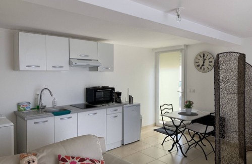 Castelnau-de-Guers House | Pezenas Studio with Spa, Kitchen & Minutes to Beaches