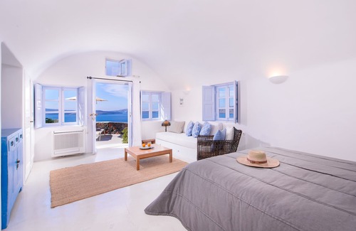 Oia Hotel | Experience Pezoules of Oia: Top-Rated with Pool & Spa