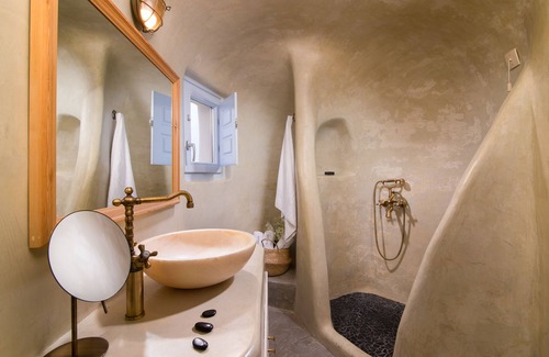 Oia Hotel | Experience Pezoules of Oia: Top-Rated with Pool & Spa