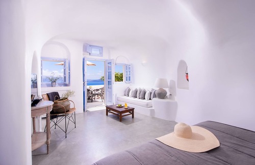 Oia Hotel | Experience Pezoules of Oia: Top-Rated with Pool & Spa