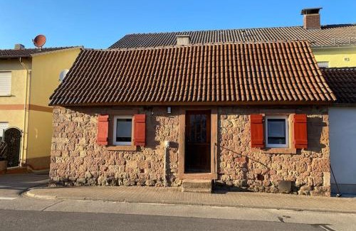 Edesheim Apartment | Family-Friendly Retreat at Pfälzer Hexenhäuschen Edesheim