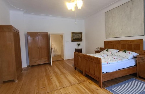 Weitersfeld Apartment | Oceanfront Retreat: Pfarrschlössl Sallapulka, Rated 10/10