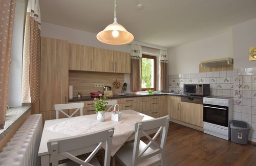 Schleid Apartment | Cozy "Pferde Glück" Retreat with Family-Friendly Amenities