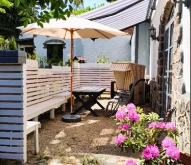 Neumuhlen-Dietrichsdorf Apartment | Pferdestall: Oceanfront 4-Star Retreat with Family-Friendly Perks