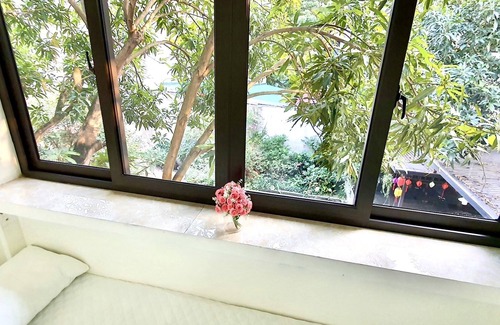 Dong Anh House | Cozy Queen Bed Room with Balcony and Breakfast Included
