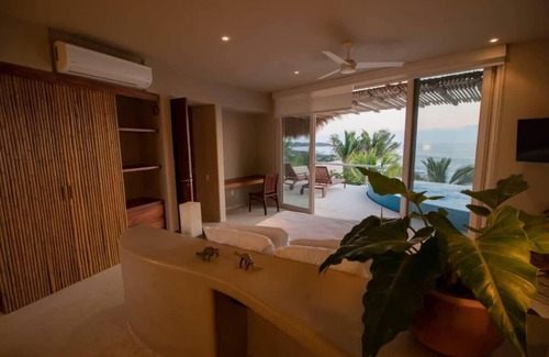 Troncones Condo | PH Aba: Luxurious and Tropical Beachfront Penthouse