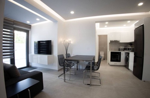 Skala Apartment | Oceanfront Getaway at Phaedrus Living: Mackenzie Flat