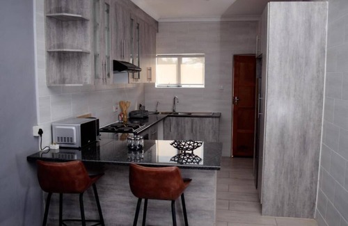 Jwaneng House | Cozy Phakela Cottages with Pool and Breakfast Included
