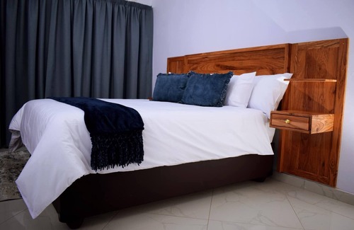 Jwaneng House | Cozy Phakela Cottages with Pool and Breakfast Included