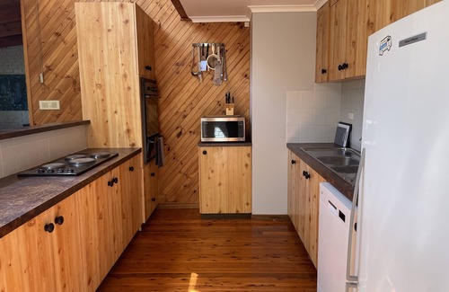 Bundalong House | Phalaris Riverside: Family-Friendly Stay with Breakfast Included